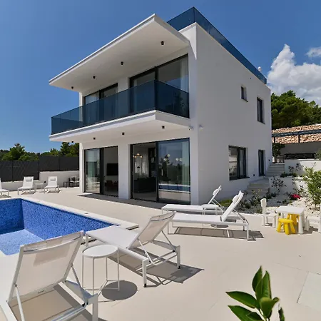 Maca - Pool An View Trogir