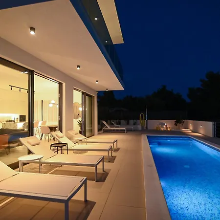 Maca - Pool An View Trogir